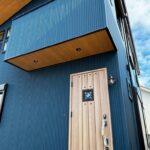 縦ラインの美しい外壁が、目を引くシャープでかっこいい家